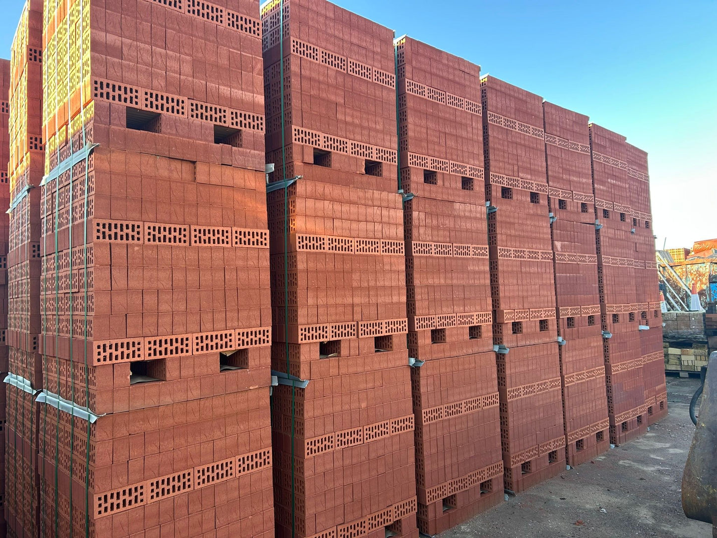 Ibstock Aston Red Textured brick pack, 552 bricks per pack